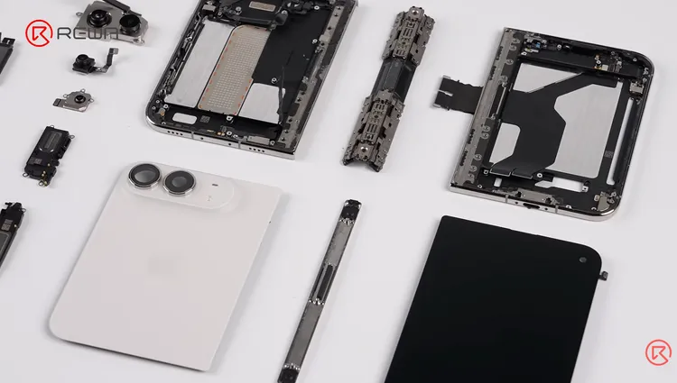 REWA Technology拆解iPhone Duo，展示機身框架、轉軸、螢幕及相機等零件，揭開蘋果首款摺疊手機的內部結構。REWA Technology YouTube