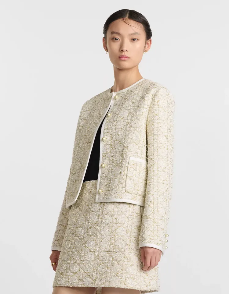 賈永婕身上的外套出自Dior，日本官網售價約17萬元台幣。翻攝網路