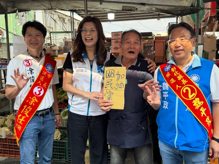 攤販手持「國民黨加油」的紙板為魏平政、鄭麗文加油打氣。魏平政競總提供