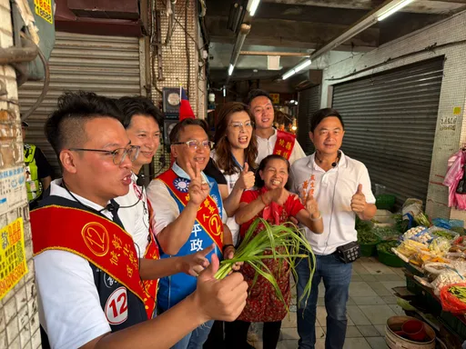 1周來4天！鄭麗文陪魏平政市場掃街　菜販驚：她怎麼那麼高