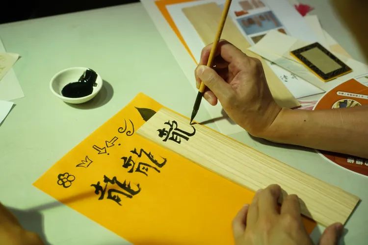 認識倉頡造字寫字紙體驗水聚工坊。客家局提供
