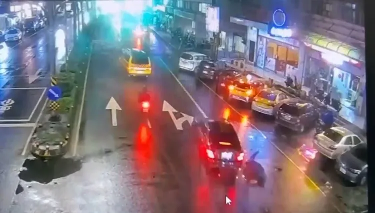 陳男毒駕行經南榮路時，失控撞上騎士及行人。翻攝照片