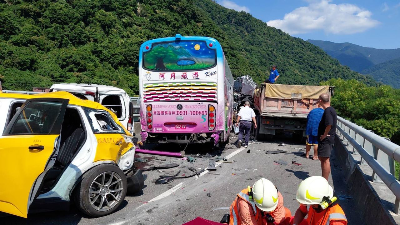 台9線連環車禍!自小客車遭夾擊成「鐵餅」 1人命危