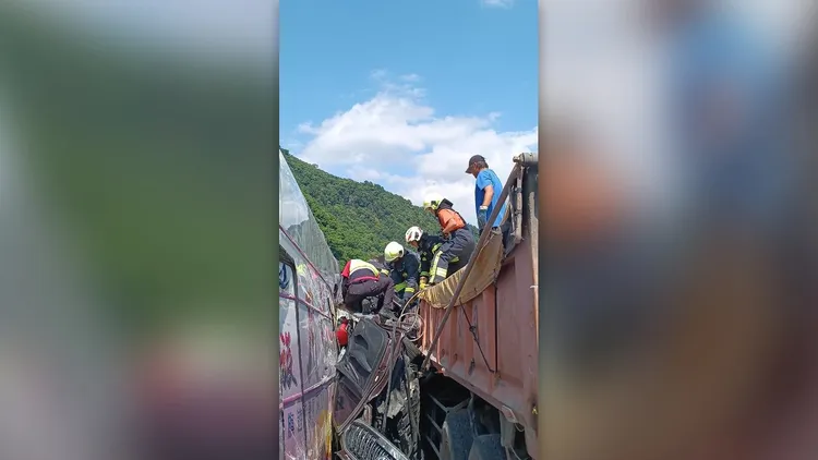 一輛自小客車遭2輛大車夾擊，因此車身出現嚴重變形。翻攝照片