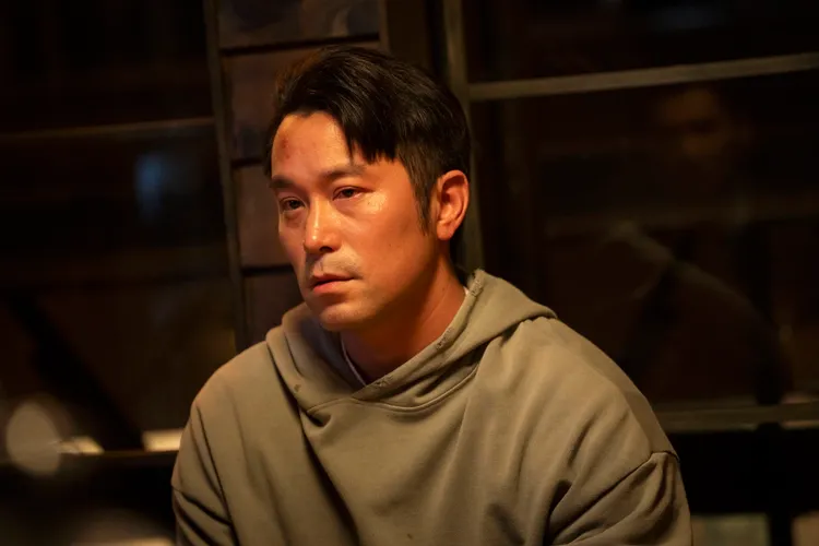 張孝全飾演失意中年男子獲得青睞。公視提供