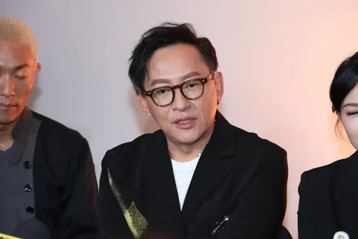 詹姆士官司風波和解後首現身　謝曾國城低潮伸援手