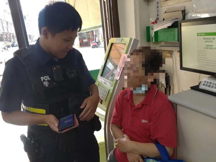 劉婦誤信詐團話術跑到郵局要提款，所幸行員跟警方即時攔阻。警方提供