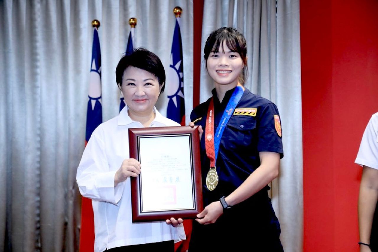 甜美女警竟是跆拳4段高手 榮陞中市警局首位女性常訓技術教官