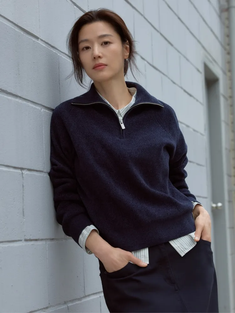 半拉鍊上衣內搭襯衫是本季的熱門搭法。翻攝TOPTEN10 IG