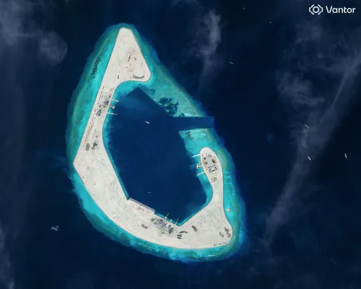 中國10年最大擴張！羚羊礁趕工建跑道　衛星照揭南海軍事野心