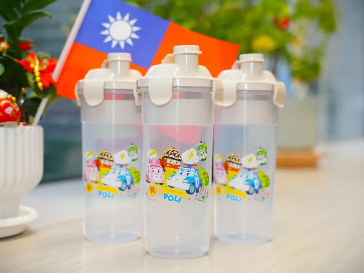 台中市上午6時30分起發放POLI密扣式水壺。台中市府提供