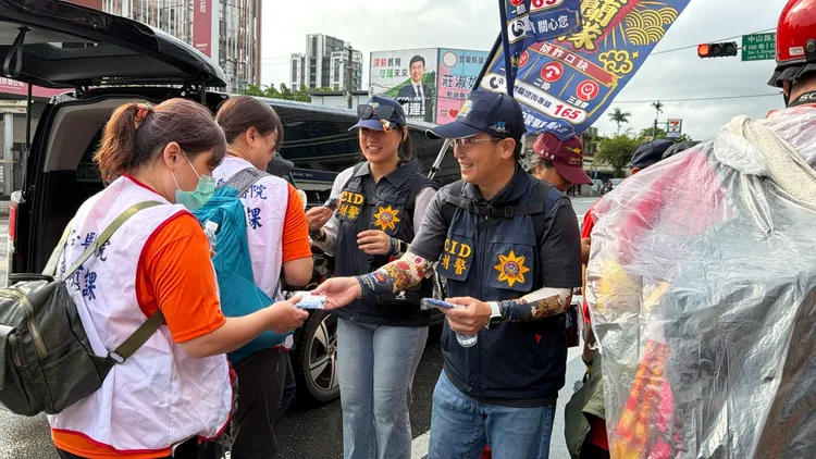 警方在購物車上方加裝反詐宣導看板，並於遶境活動期間發送特製宣導品給民眾。翻攝照片