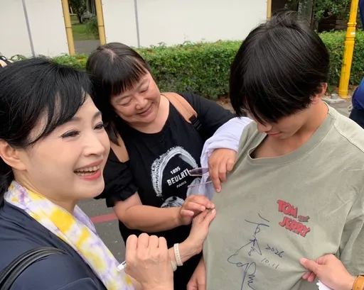 59歲「擋泥板女神」現蹤花蓮　國中生攔路求簽名嗨翻