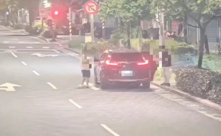 嫌犯等人毆打完林姓助理後駕車離去。翻攝畫面