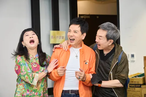 陳凱倫曾因唱不出聲抱樹痛哭　如今攜手2名師開課