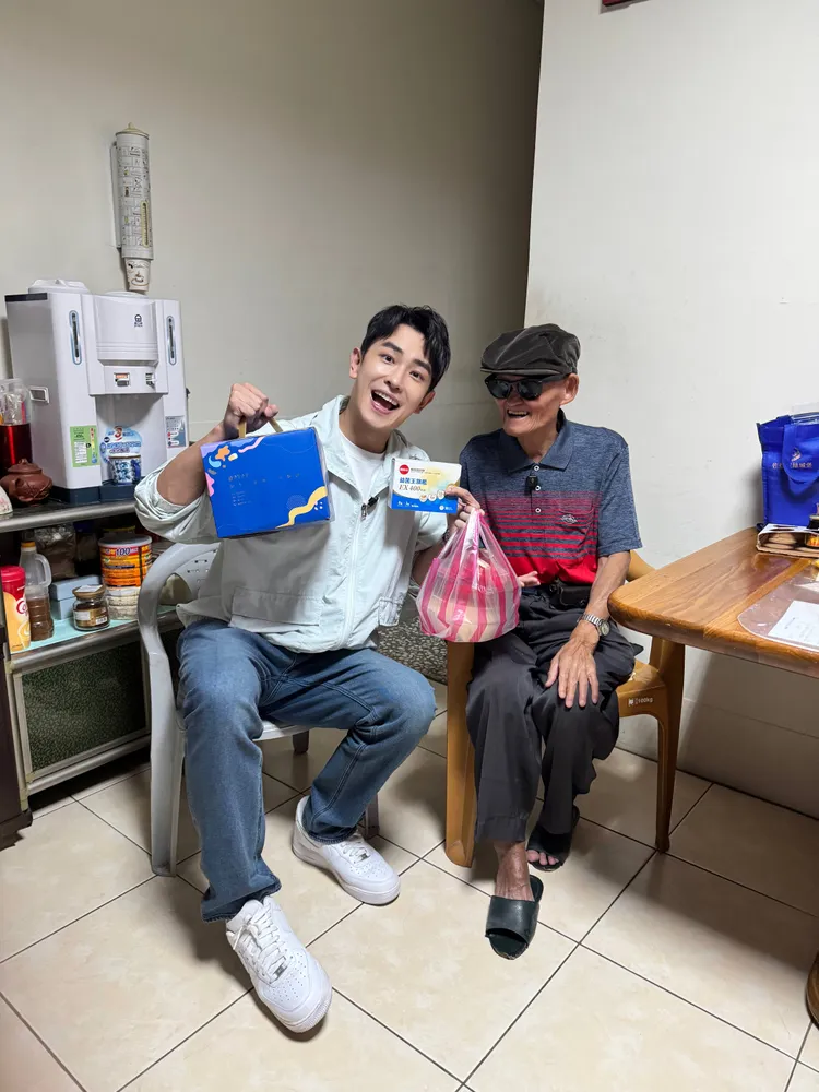 陳謙文（左）帶保養品拜訪李炳輝。葡萄長文創工作室提供