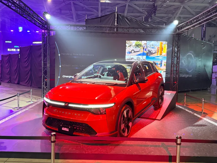 鴻海科技日同步展出右駕版MODEL B(Mitsubishi ASX VR-e)，展現針對不同市場需求調整車輛配置的開發能力。林浩昇攝