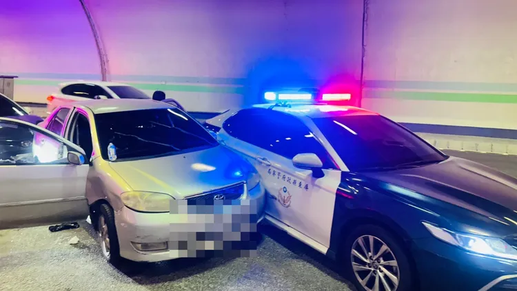 警方在國道三號田寮隧道內將該車攔停。翻攝畫面