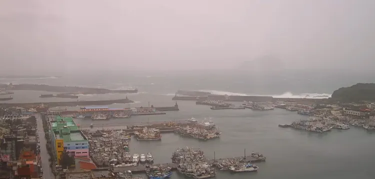 北部沿岸地區今天開始風浪明顯增強。翻攝照片