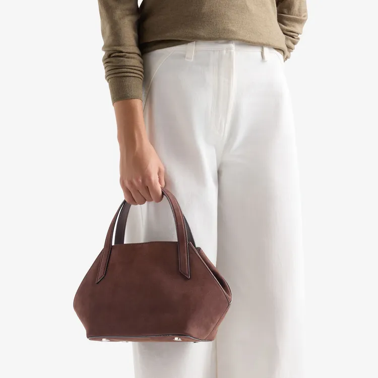 Valextra Gio Tote Senso麂皮款巧克力色托特包。品牌提供