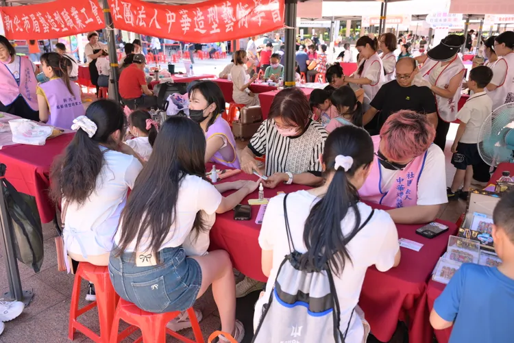 民眾體驗修甲保養彩繪。勞工局提供