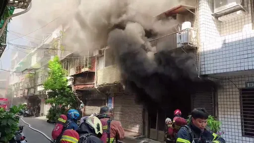 新莊透天厝黑煙狂冒　警消急滅火救出2受困住戶