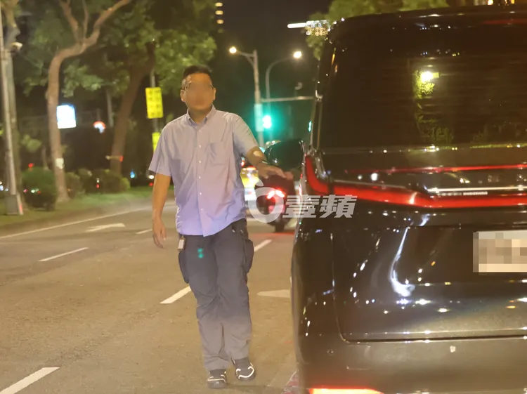 郭台銘的司機到三井料理美術館點完外帶餐點，不時警戒查看有無異狀。特勤中心攝