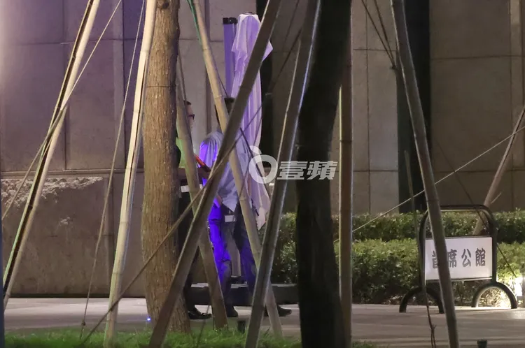 司機將三井日料生日大餐送至「首席公館」，隨即出來和警衛站崗察看周遭狀況。特勤中心攝