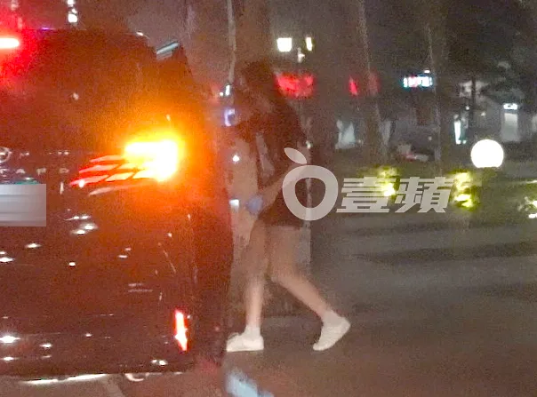 18日晚間，郭台銘女兒妞妞在靠近捷運市府站的松仁路貴婦百貨，坐上自家保母車返家。特勤中心攝