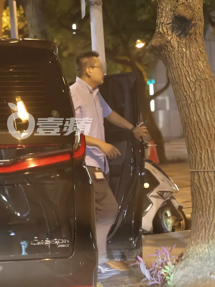 司機駕駛郭台銘的Lexus LM保母車，開到三井敦化料理美術館下車。特勤中心攝