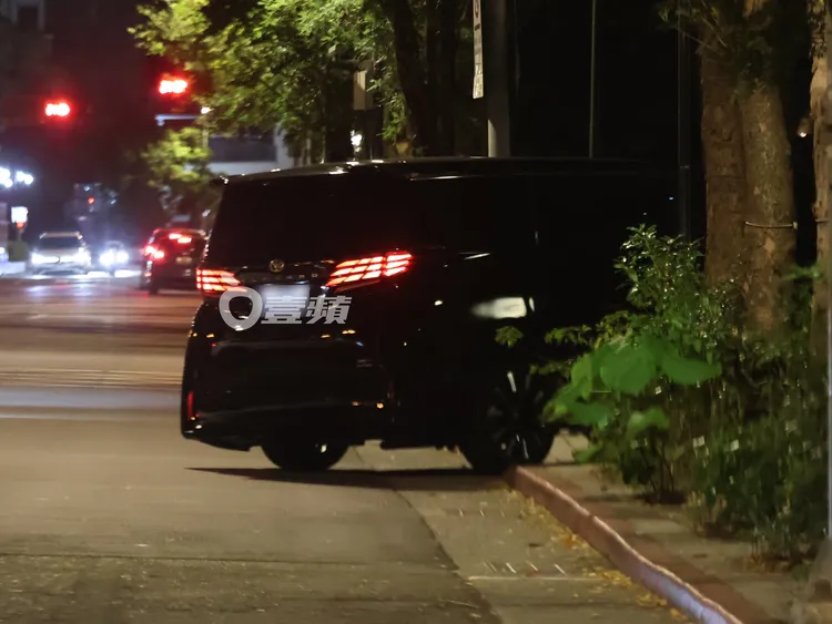 郭台銘另一台要價316萬的黑色Toyota Alphard保母車返回「信義富邦」停放。特勤中心攝