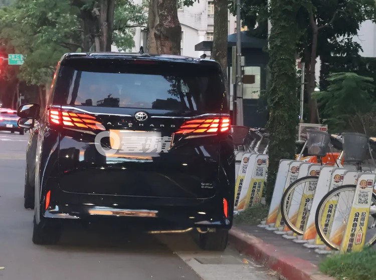 郭台銘家的保母車隊隨時在附近待命。特勤中心攝
