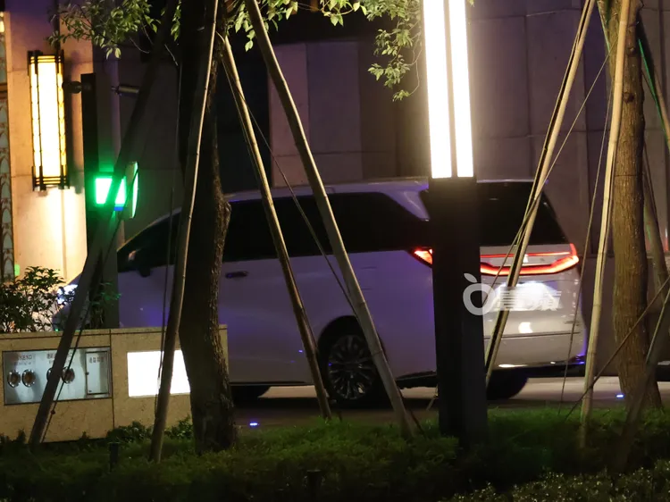 晚間曾馨瑩專屬白色Lexus LM返回「首席公館」。特勤中心攝