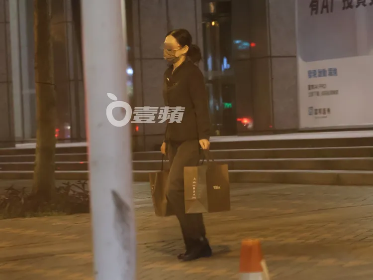 沒多久，三井料理美術館服務員提著兩大袋外帶餐點前來。特勤中心攝