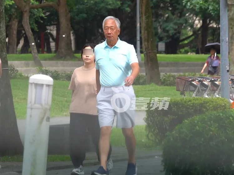 日前郭台銘和工作人員外出散步，不時左顧右看，步伐快速。資料照片、特勤中心攝