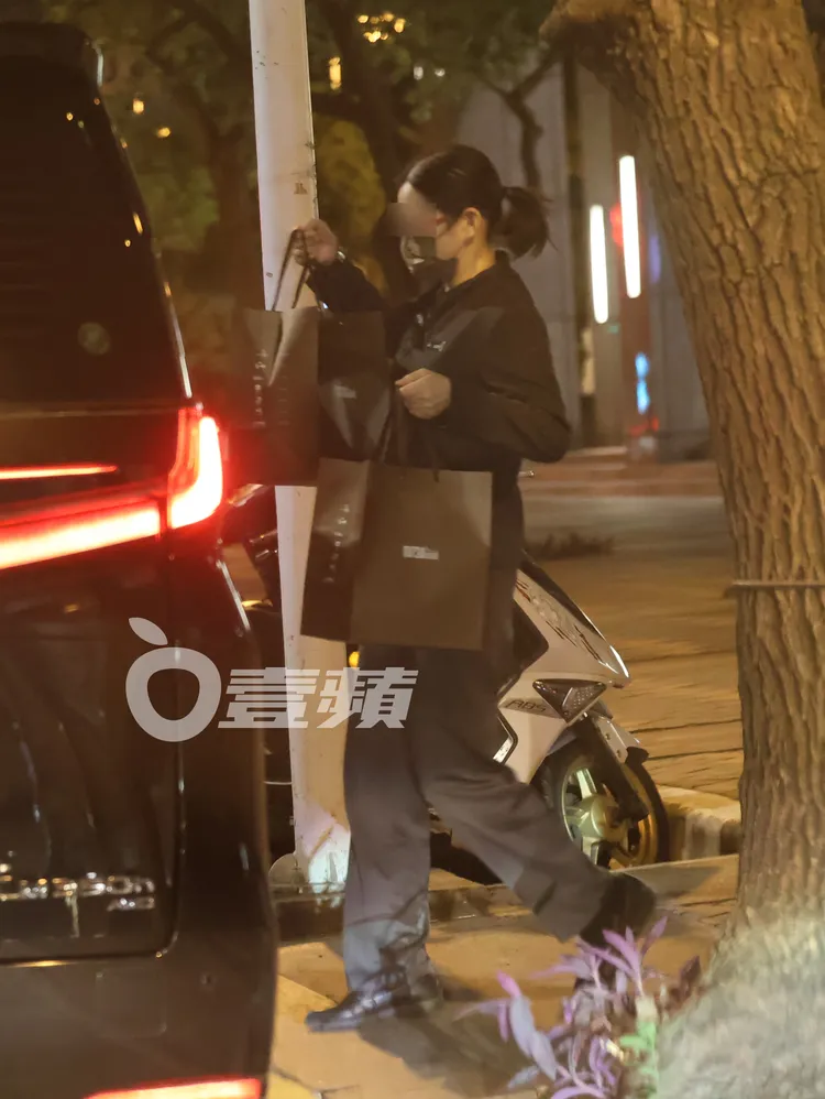 三井料理美術館服務員小心翼翼將高檔日料放置保母車後座。特勤中心攝