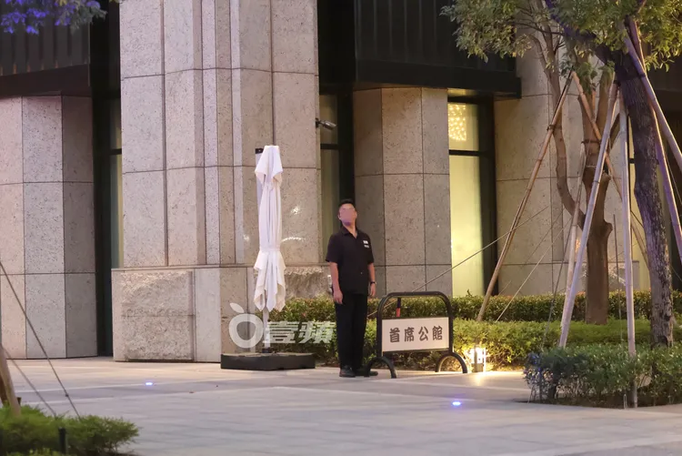 郭台銘豪宅外警衛戒備森嚴，司機更不時加強巡邏。特勤中心攝