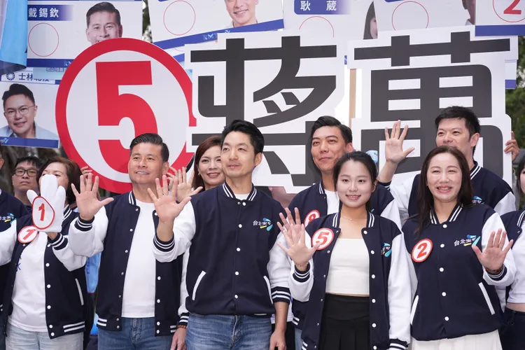 台北市長蔣萬安出席台北市長候選人號次抽籤活動，由青年代表Yakira代抽中5號。彭欣偉攝