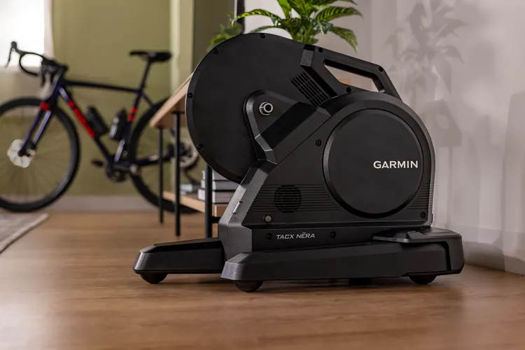 Tacx Nēra智慧訓練台採用圓球底座設計，讓自行車隨踩踏動作自然向多個方向擺動，減少室內騎乘的僵硬感，帶來更貼近戶外的騎乘體驗。Garmin提供