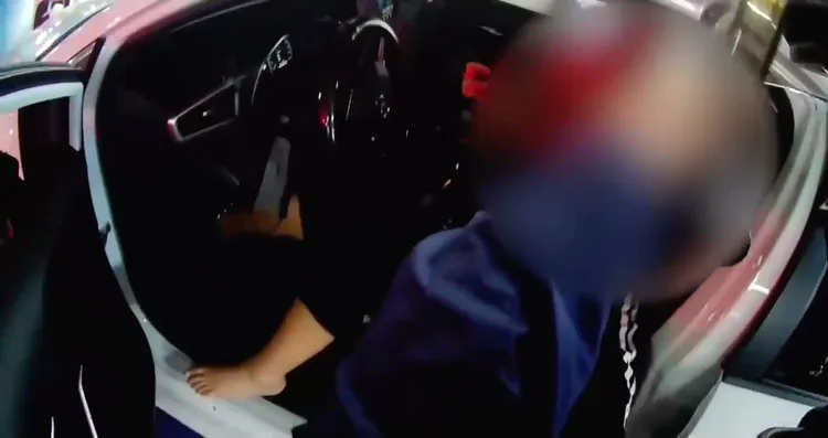 員警打開車門發現駕駛座是潘女。民眾提供