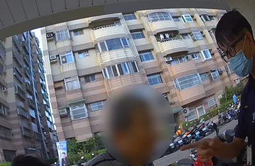 年紀漸長不勝酒力！7旬男超商小酌完跌倒　幸遇警民協助