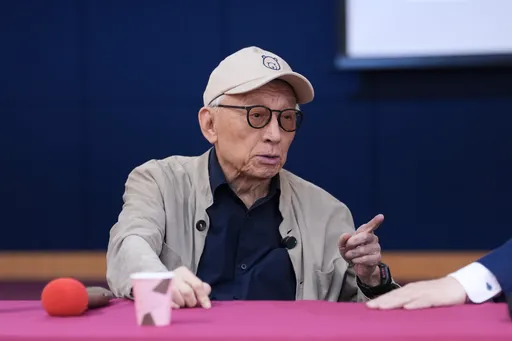 曹興誠稱「沈伯洋像菩薩」遭轟造神　引佛法解釋：菩薩不是神