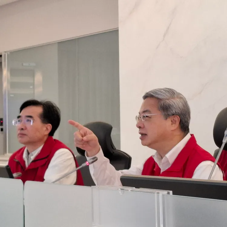 中度颱風薔琵來襲，經濟部長龔明鑫今視導經濟部災害緊急應變小組並盤點各項狀況。經濟部提供