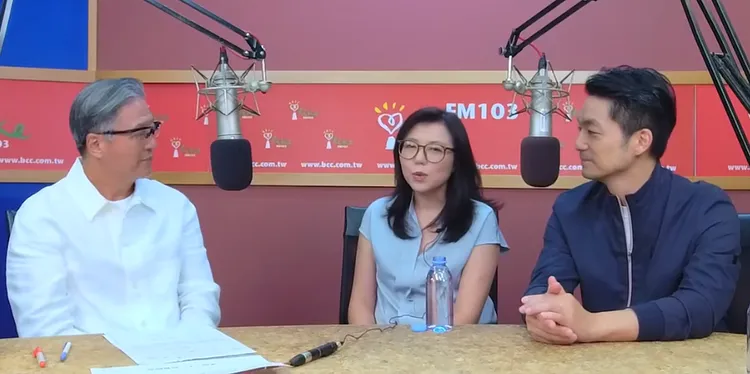 蔣萬安與石舫亘（中）日前接受王偉忠訪問。翻攝自中廣流行網YT頻道