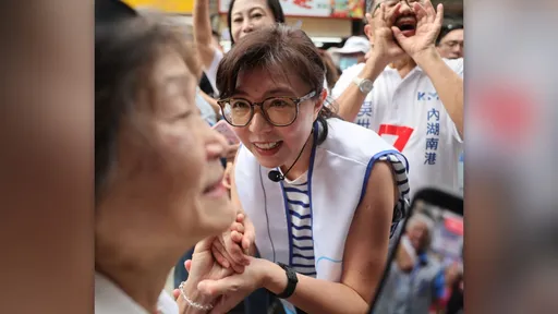 蔣萬安養病　「最強分身」石舫亘代夫拜票！2字回應病況