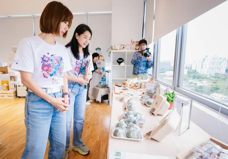 永齡基金會執行長郭曉玲與媽媽築夢家產品。永齡基金會提供