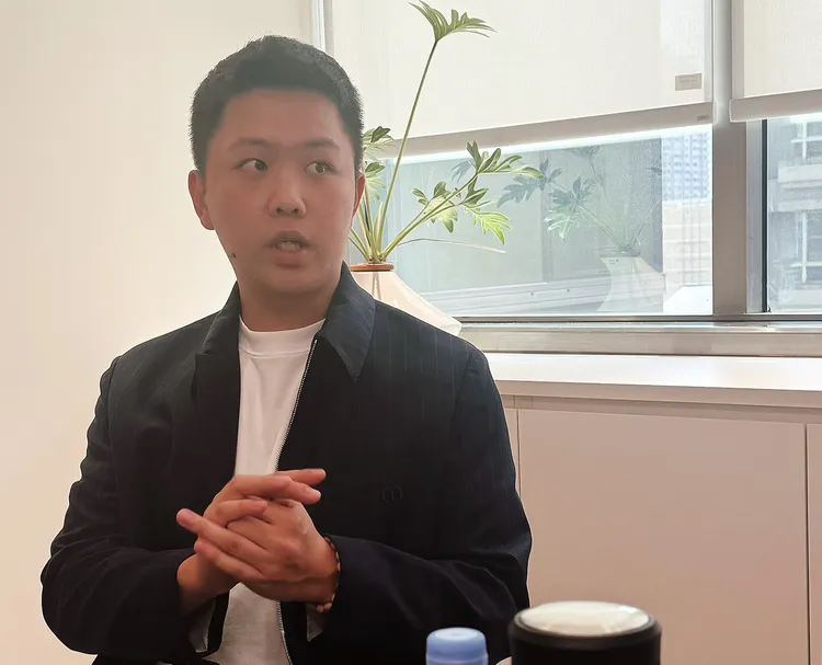28歲呂品學，不同於多數二代直接進入高層決策圈，過去幾年他長期駐點於工廠第一線，實際參與生產製程、成本控管、財務結構重組及海外市場開展。葉家銘攝