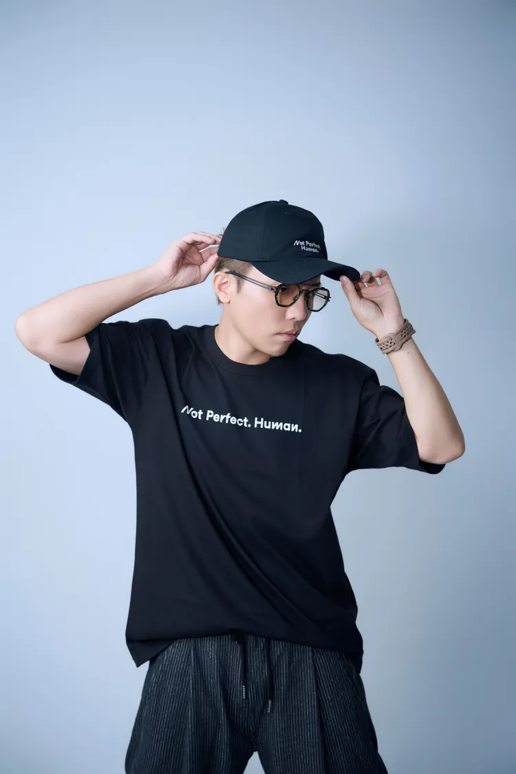 小宇俏皮展示演唱會周邊。索尼提供