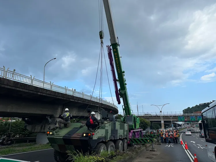 拖吊車到場進行排除。翻攝畫面