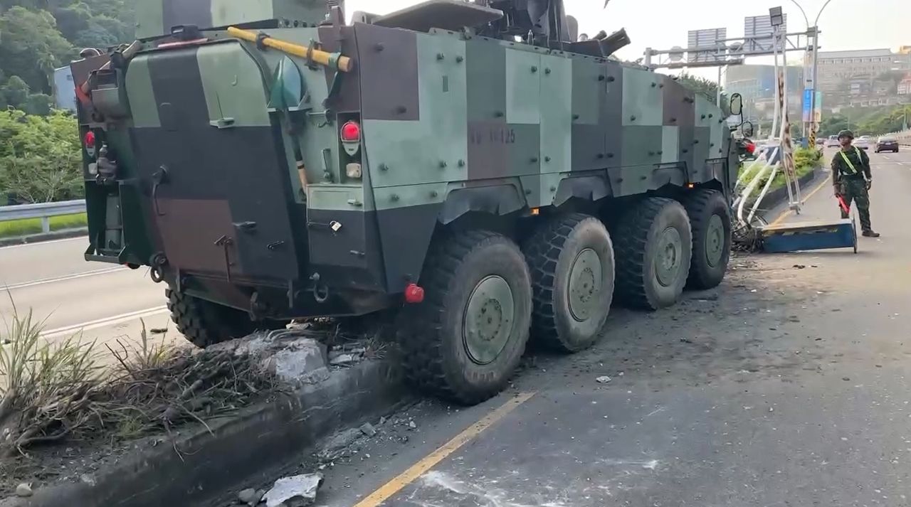 國軍雲豹甲車「騎上」關渡大橋分隔島 26歲女軍官曝「故障原因」